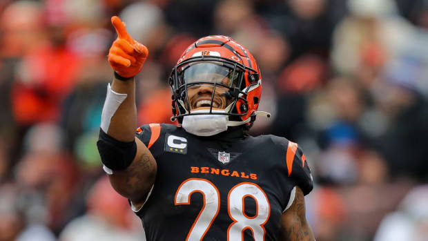 Bengals running back Joe Mixon celebrates scoring a touchdown.